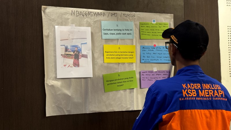 Petugas sedang melihat papan informasi