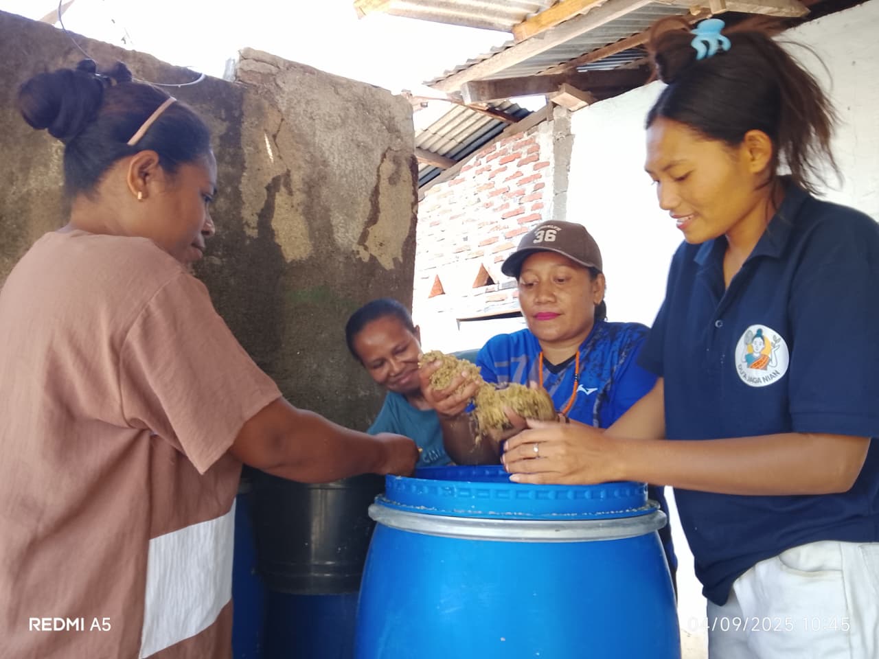 Ibu Odilia dan anggota kelompok Du'a Jaga Nian sedang membuat fermentasi pakan ternak